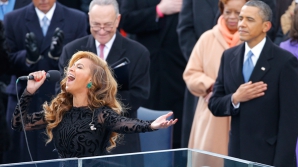 Beyonce исполняет гимн США
